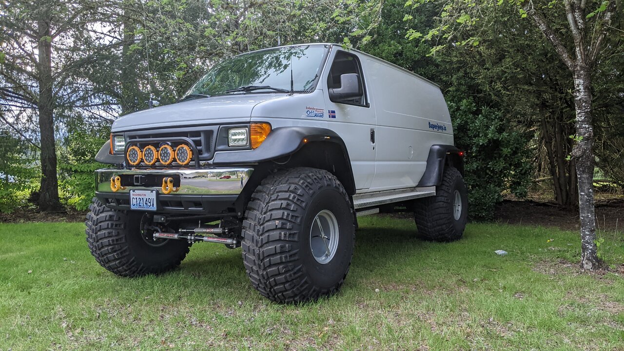 4x4 Icelandic Superjeep walk around