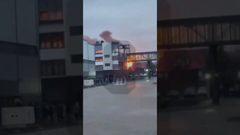 2月24日，视频显示导弹击中乌克兰西部伊万诺 弗兰科夫斯克国际机场的瞬间。