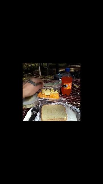 How a Redneck picnics while fishing