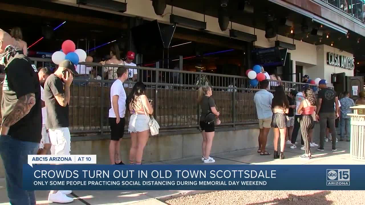 Crowds turn out in old town Scottsdale