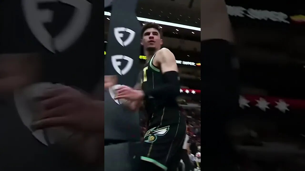 LaMelo ejected in front of Lonzo 👀