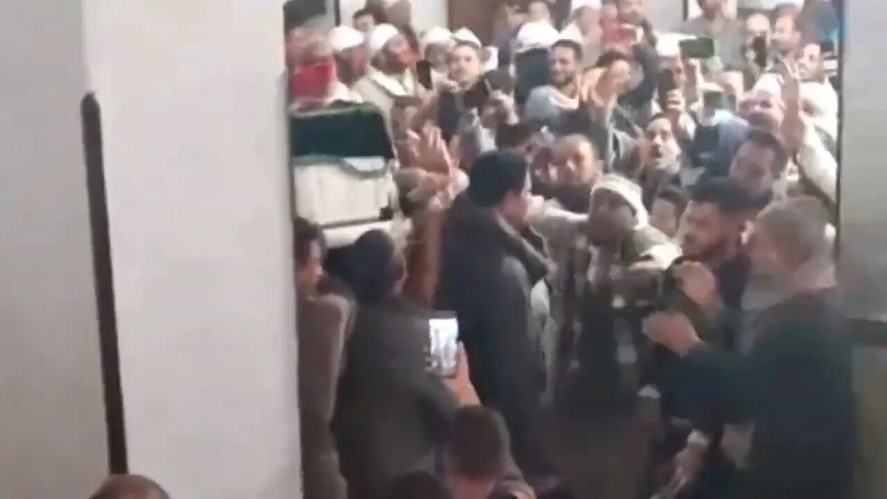 الأكثر تداولاً في مصر الآن نعش لمسن يرفض الخروج من المسجد بعد الصلاة عليه