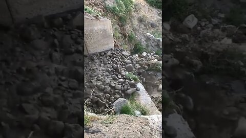 trabas bebatuan banjir bandang