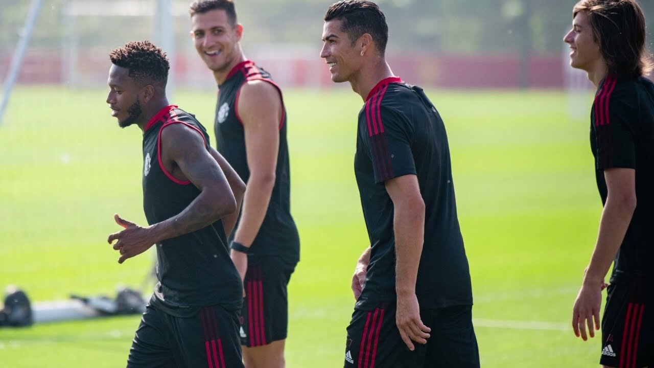 Cristiano Ronaldo trains with Manchester United;