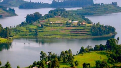 This lake is very famous in Africa, known for its green hills Visit Lake Bunyonyi
