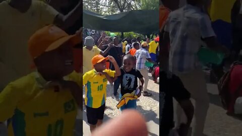 Haitianos comemorando gol do Brasil em partida contra a Suíça na Copa do Mundo do Catar