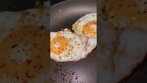 Crinkle crackle fried egg ASMR