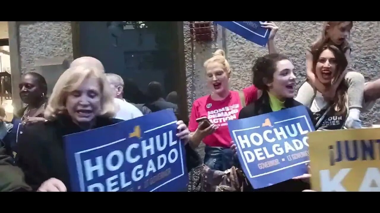 @KathyHochul supporters outside @PaceUniversity 10/25/2022 @mvelaznyc @NYHTC @EllaFrederickNY