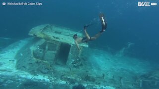 Mergulhadores exploram navio naufragado