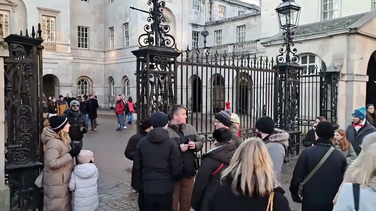 The only make way of the day 😆 🤣 😂 #thekingsguard