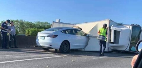 Tesla Unbelievable Crash Compilation