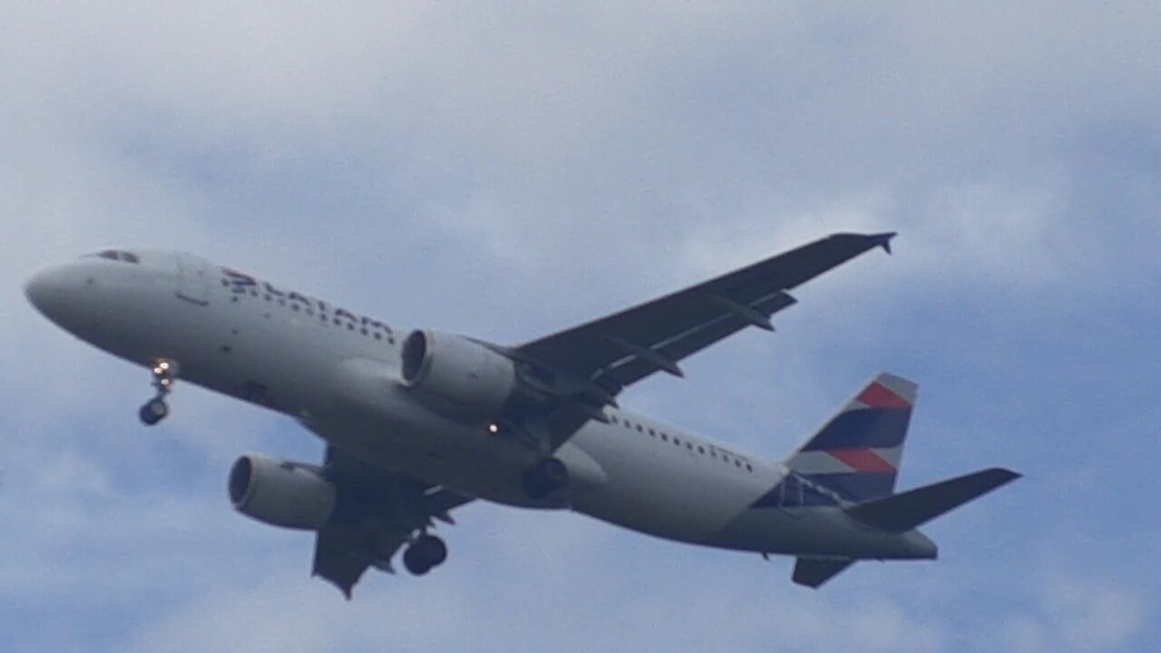 Airbus A320 PR-MHW filmado na cabeceira da Pista 11 do Aeroporto Internacional de Manaus