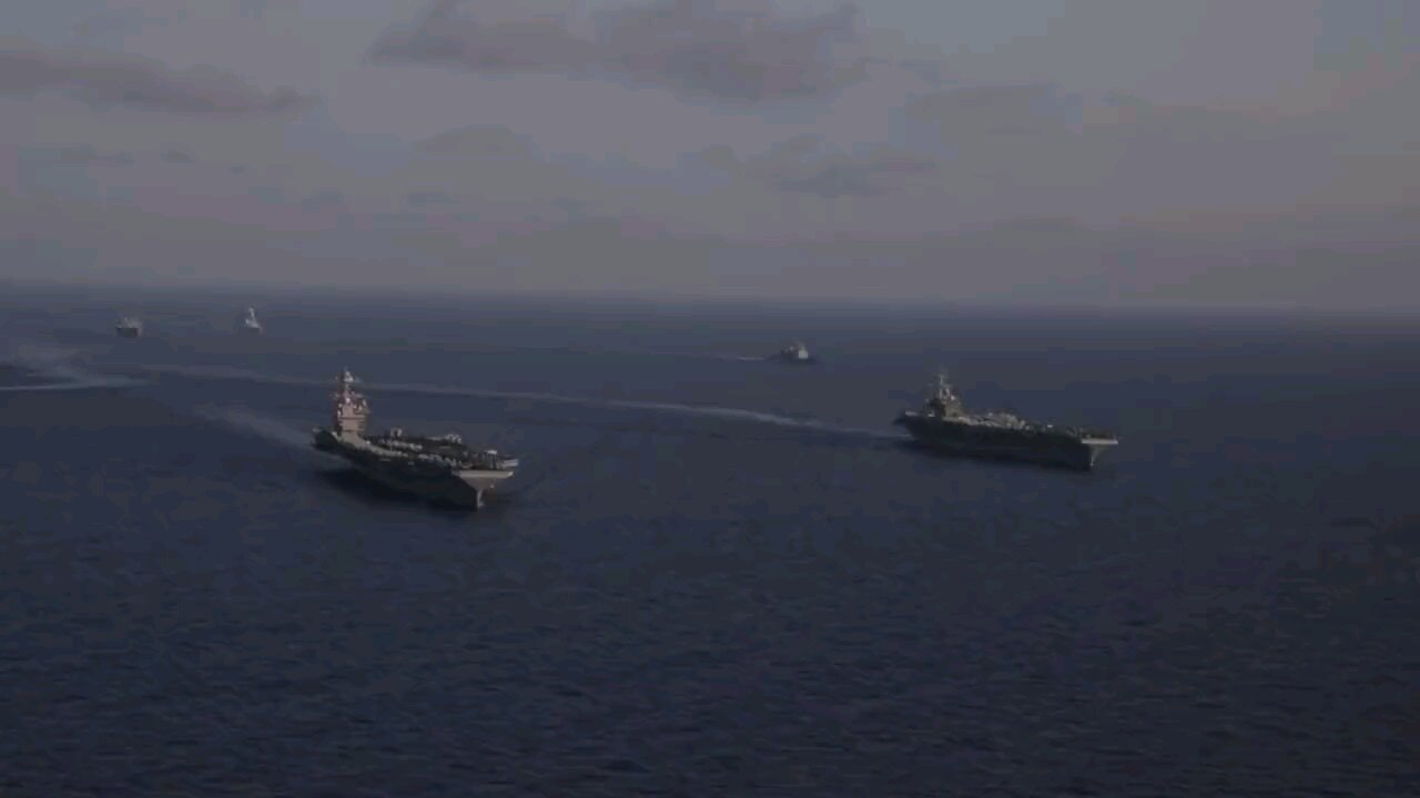Os porta-aviões americanos USS Gerald R. Ford e USS Dwight D. Eisenhower navegando em formação