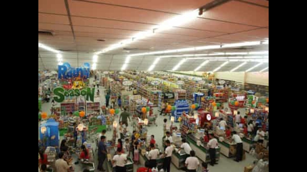 Senhora irritada tosse na cara de funcionário do supermercado