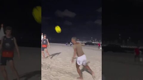 O CARA E BOM TEM TALENTO DE SOBRA #praia #futebol #memes #shorts