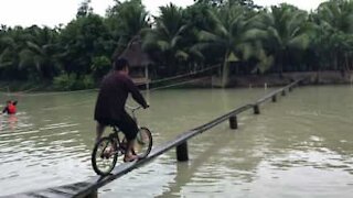 Missione impossibile: attraversare in bicicletta questo ponte in Vietnam