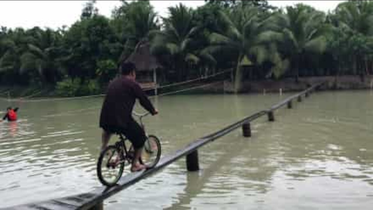 Missione impossibile: attraversare in bicicletta questo ponte in Vietnam