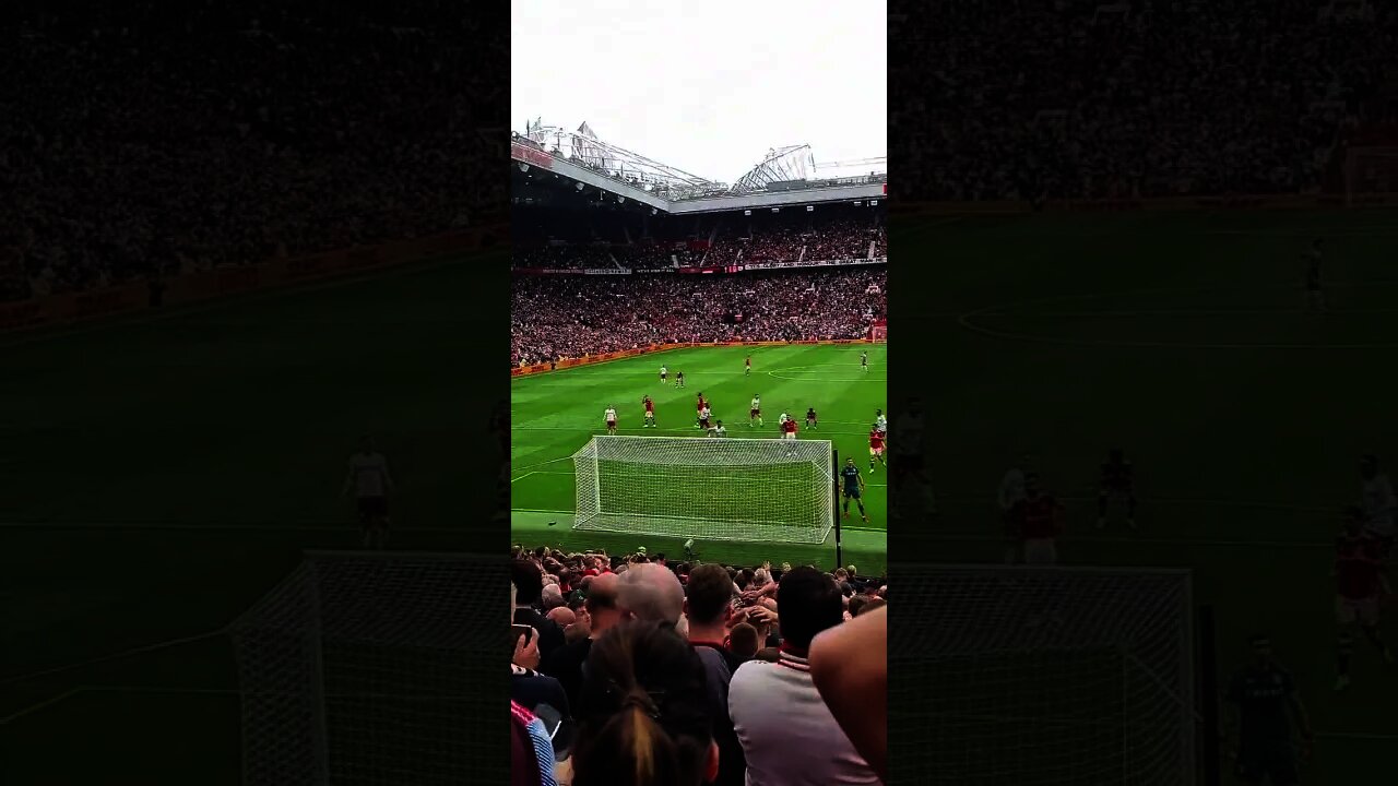 Emiliano Martínez mocks United fans in the stands as Bruno Fernandes miss penalty vs Aston Villa