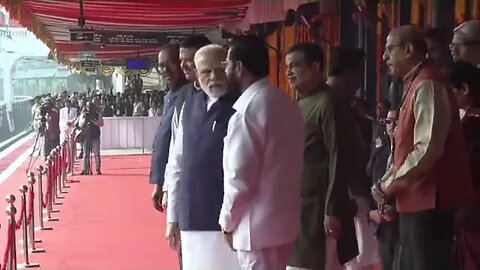 पंतप्रधान नरेंद्र मोदी यांनी नागपूर रेल्वे स्थानकावरून वंदे भारत एक्सप्रेसला हिरवा झेंडा दाखव