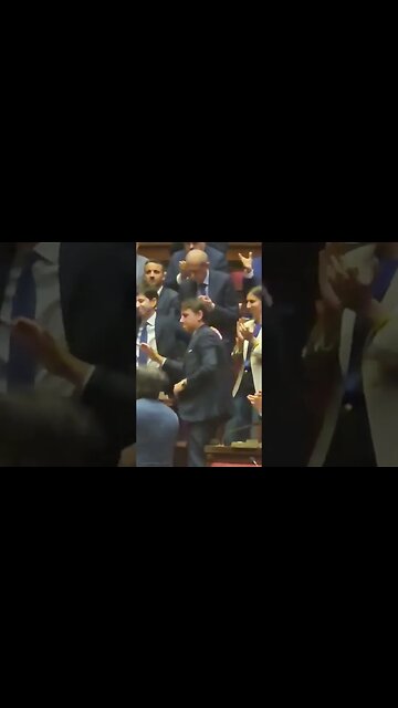 L'abbraccio tra Conte e Speranza alla Camera!