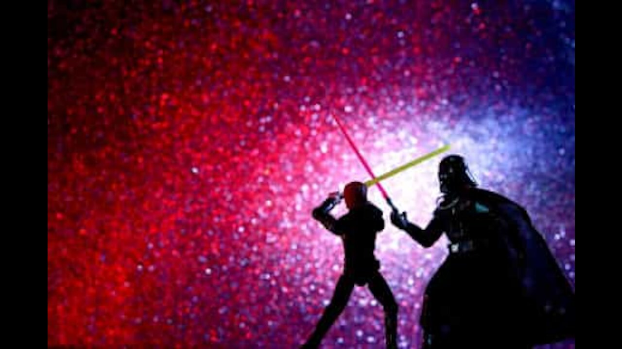 Bebê tenta imitar truque Jedi que o pai fez