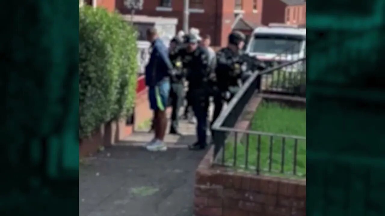 Up to 12 heavily armed police raid a Belfast house (Filmed with a Brick)