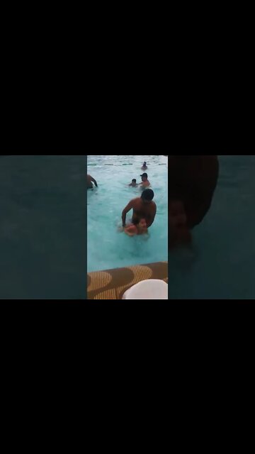 APRENDENDO A NADAR COM O MEU PAPAI , AULA DE NATACAO #natação #tiktok #infantil #criança #shorts