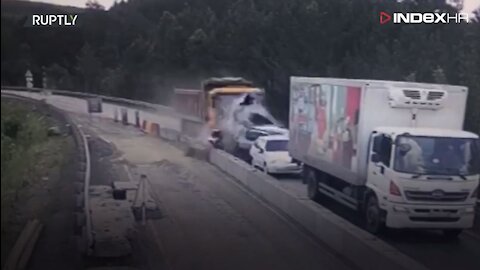 Stravična nesreća kamiona i nekoliko automobila