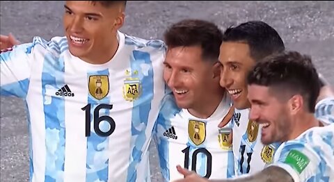 En una noche mágica de Messi Argentina goleó 3-0 a Bolivia en el Monumental de Buenos Aires