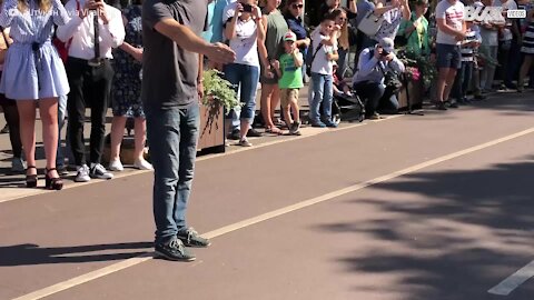 Bambini si divertono pedalando mini auto da corsa!