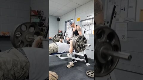 325lbs x 6 raw bench, Crazy 🤪 old man