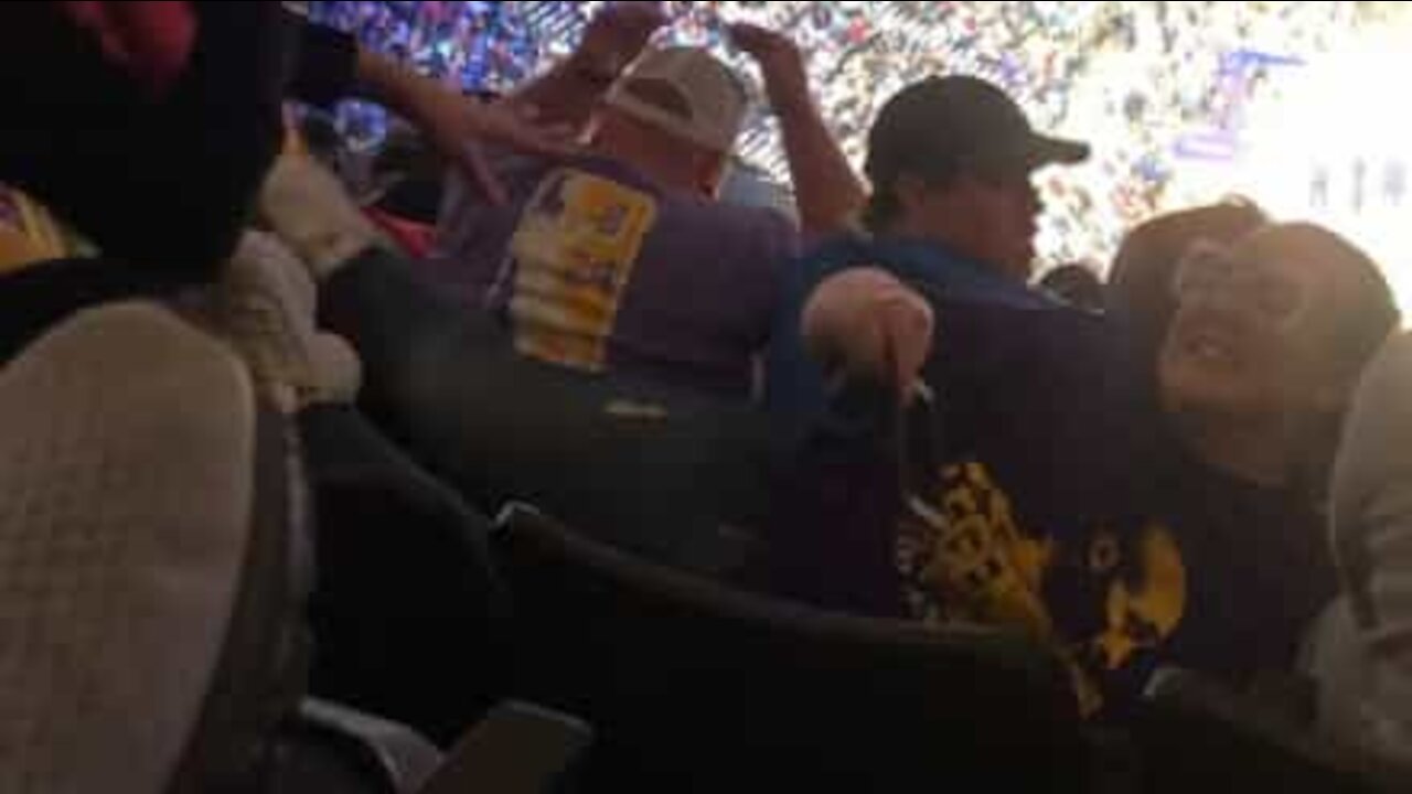 Jovem se empolga com dança e cai em arquibancada do estádio