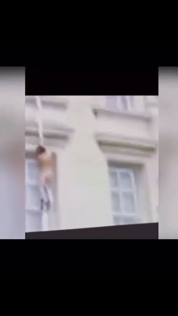 At the Royal Palace escape from the room