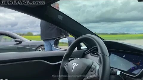 Brutal DRAG RACE Tesla Model S Performance 825 HP takedown by Porsche Taycan Turbo S. Domination!