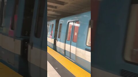 Montréal metro empty passenger