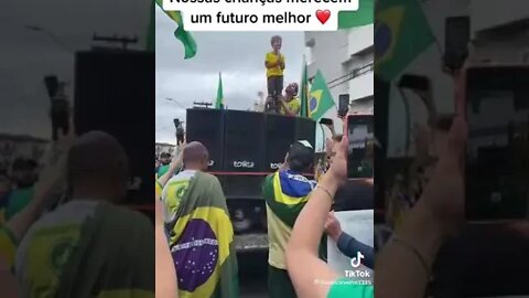 Criança brasileira louvando e chamando o povo brasileiro para se unir!