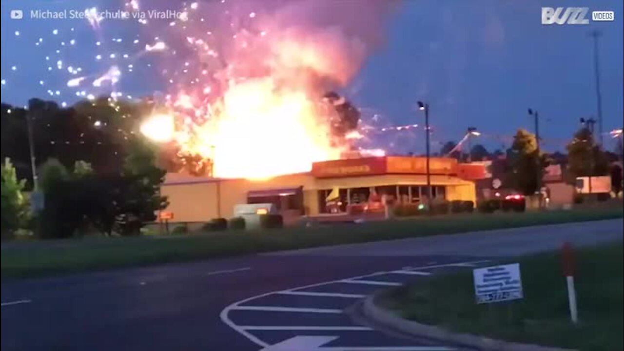 Loja de fogo de artifício celebra 4 de Julho com incêndio!