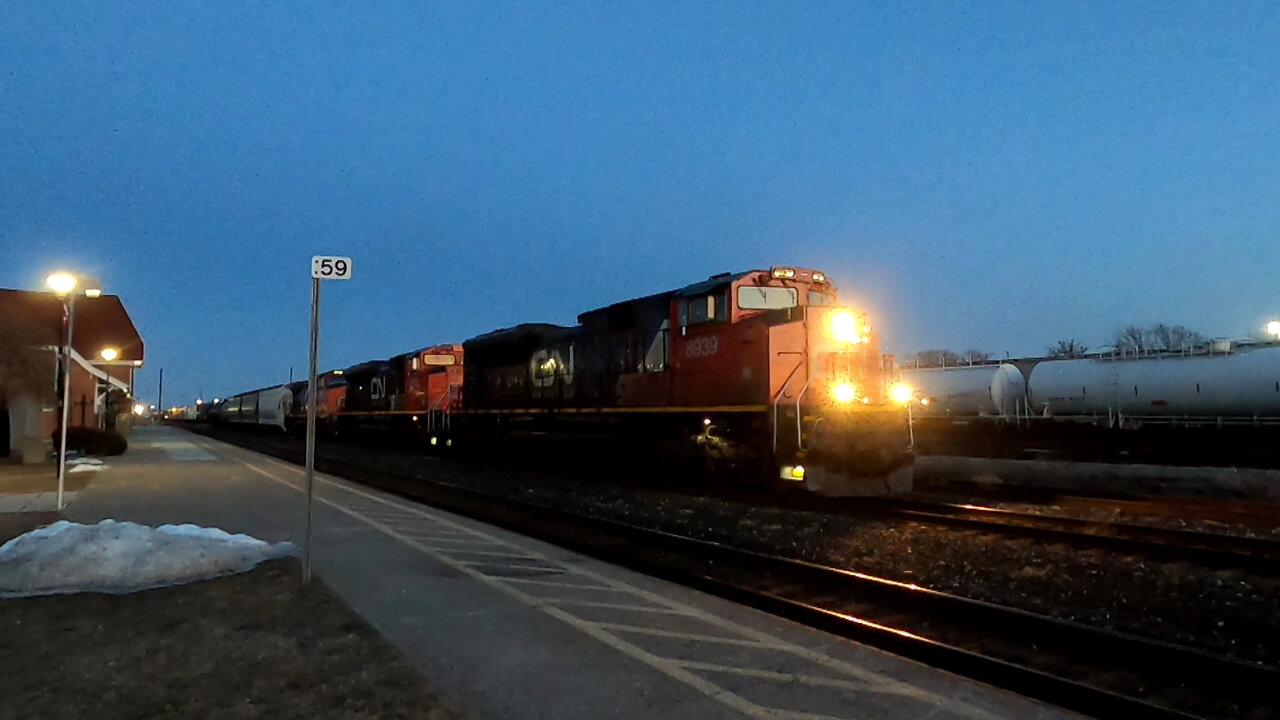 CN 8939 CN 8868 & CN 2567 Engines Manifest Train West In Ontario