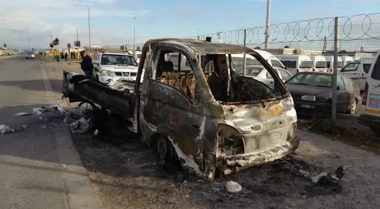 SOUTH AFRICA - Cape Town - Buses and trucks burnt in taxi strike (kaC)