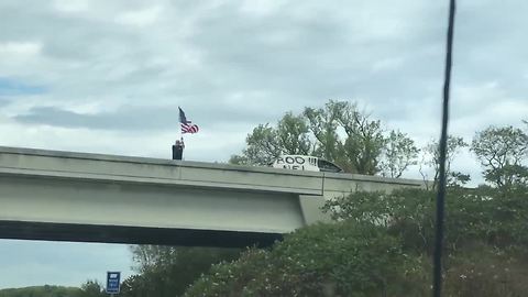 'Boo NFL' sign shown to drivers heading to Packers vs. Bears game