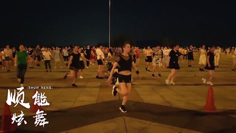 最新瘦身广场舞《妹妹不哭》，自由弹跳鬼步混搭，好听好看又好学【順能炫舞團】