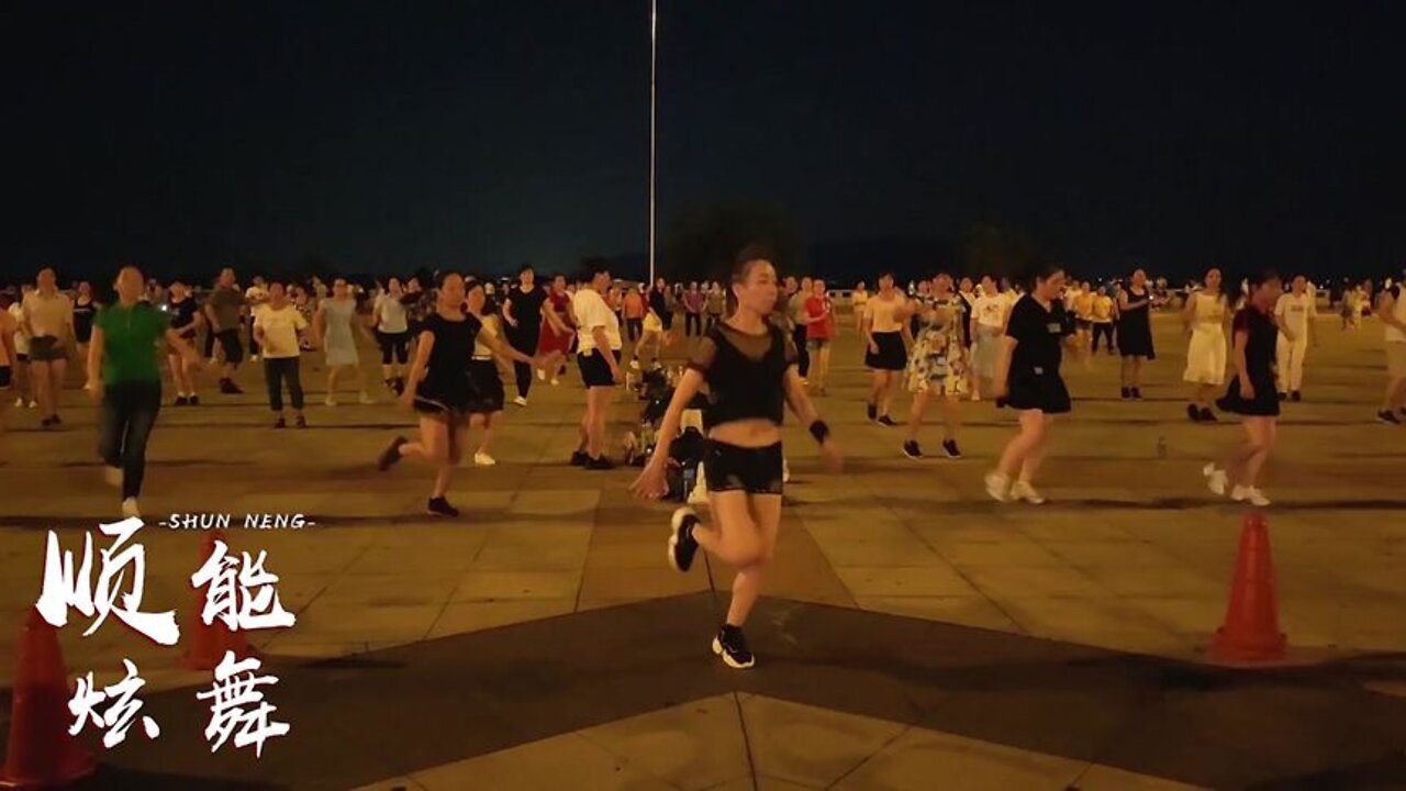 最新瘦身广场舞《妹妹不哭》，自由弹跳鬼步混搭，好听好看又好学【順能炫舞團】