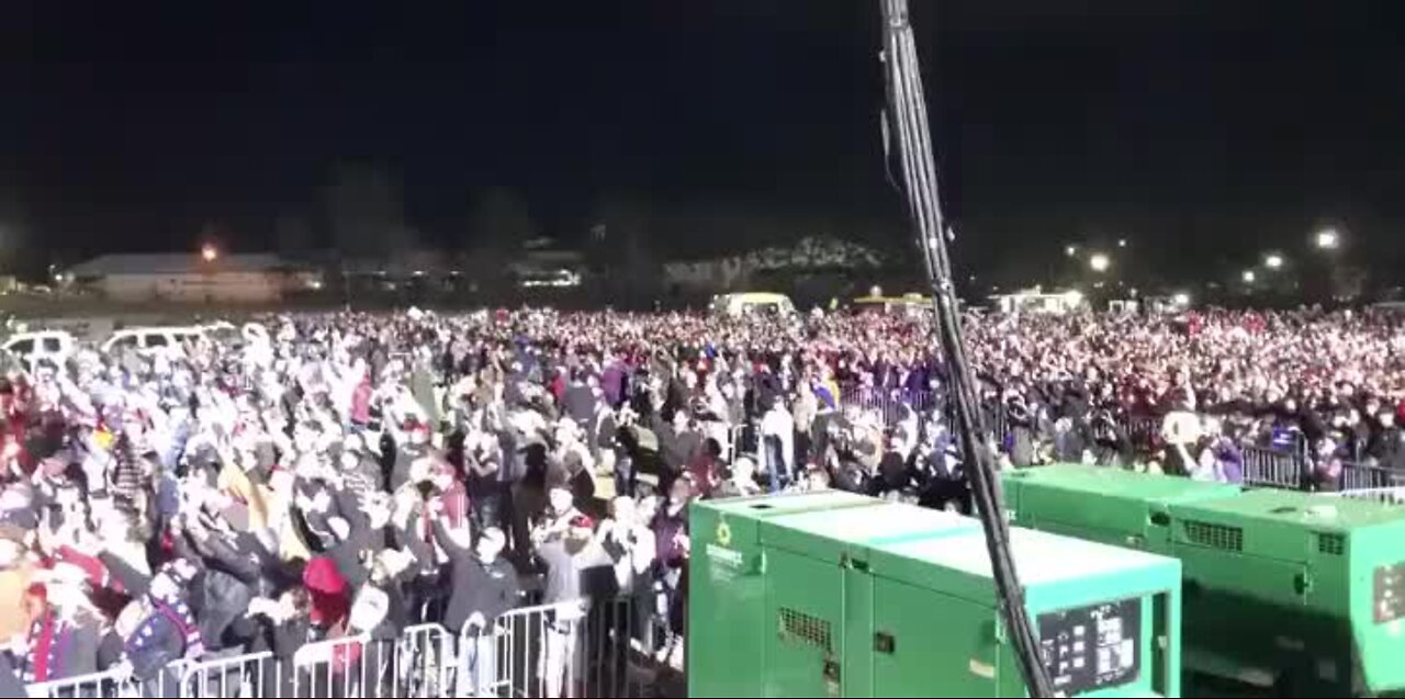 A 360 Degree Look At The Huge Crowd At The Trump Rally