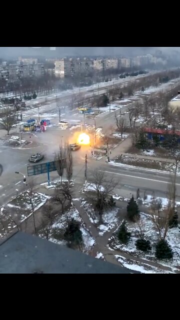 ★★★ Video, reportedly from Mariupol, showing Azov regiment tanks firing on Russian positions