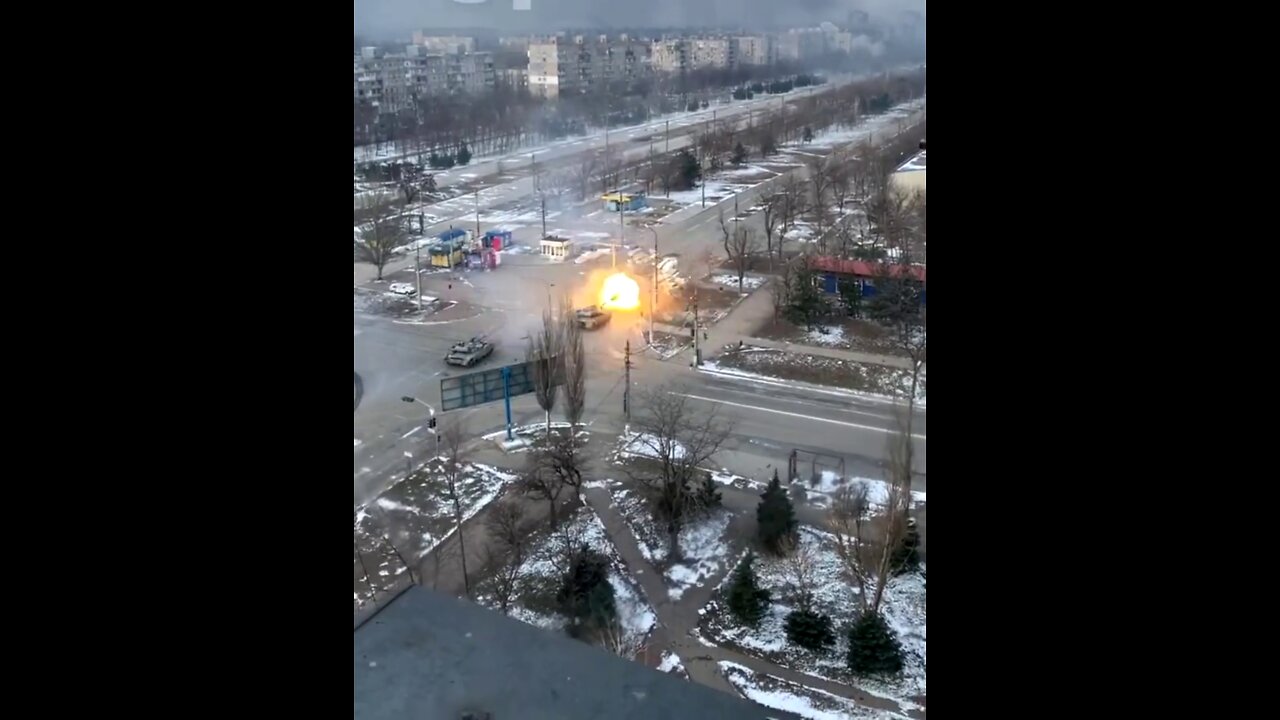 ★★★ Video, reportedly from Mariupol, showing Azov regiment tanks firing on Russian positions