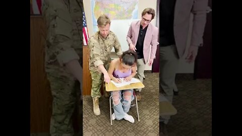 military dad surprises daughter in class! ❤❤