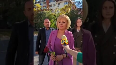 Мая Манолова гласува