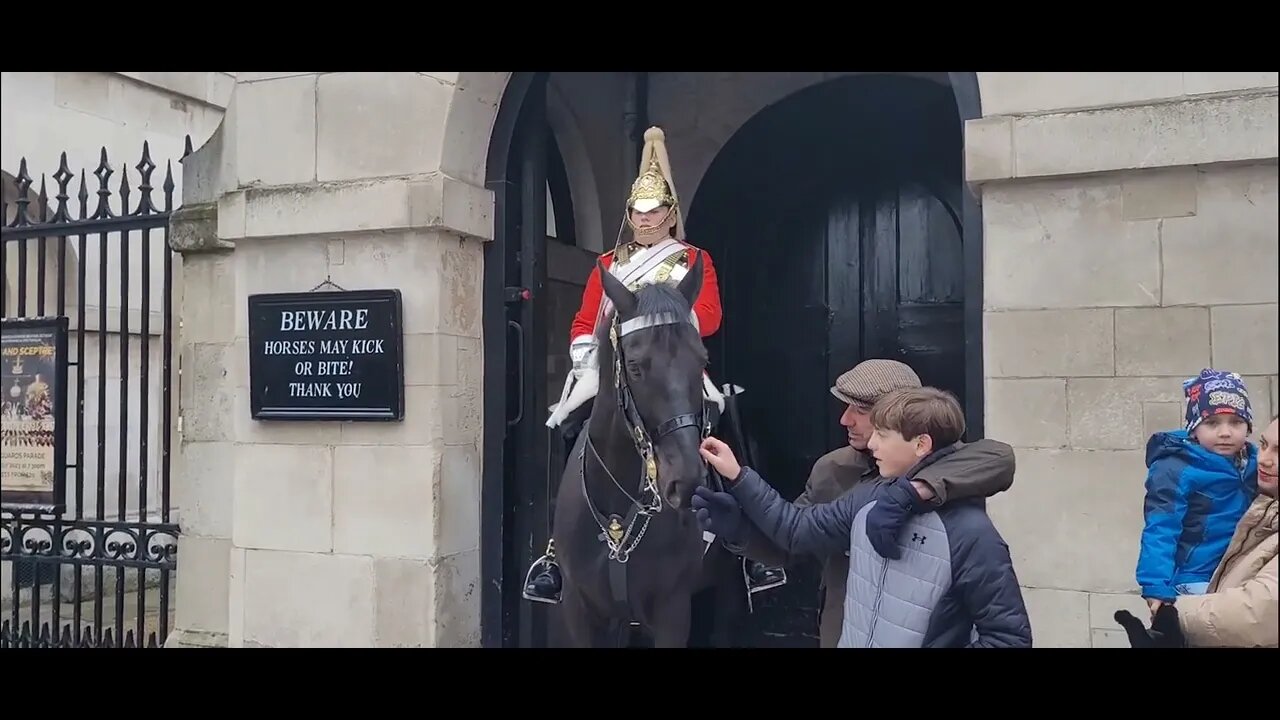 TOUCH YANK GET THE MESSAGE #horseguardsparade