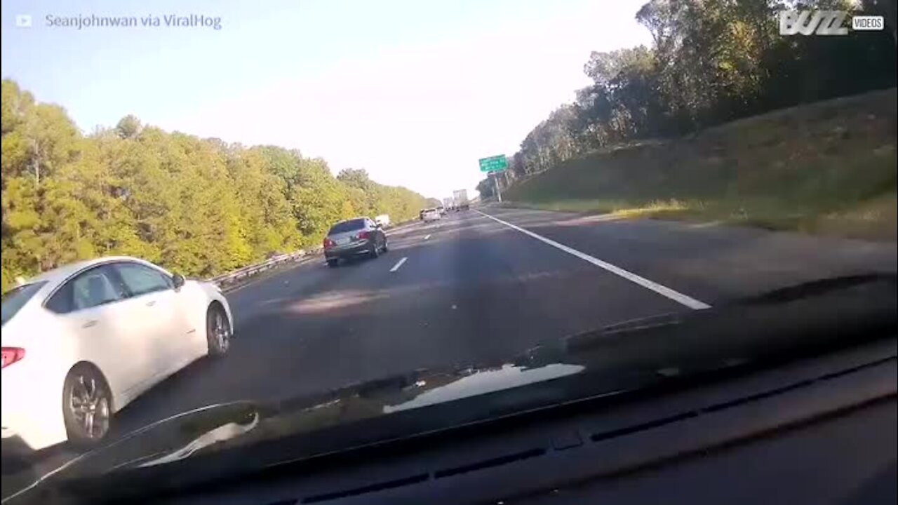 Une roue se détache d'un véhicule lancé à toute vitesse