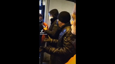 TRIESTE: 6/11/2021 - Agente Digos parla coi manifestanti